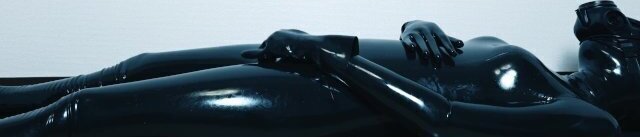 【ラバースーツ】ヨガマットの上で身体を弄る＆電マでオナニー❤️