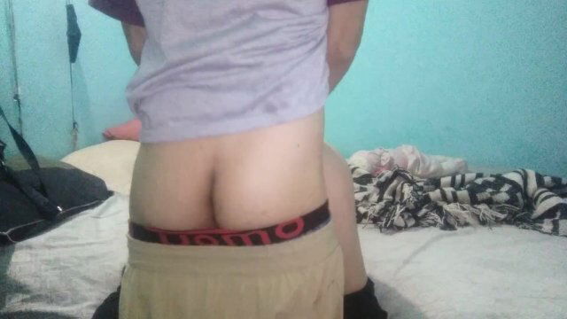 pone cuatro desnuda sobre cama tenemos sexo perrito