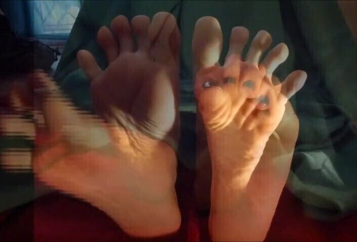 Margarita moves her sexy (size 41 ) feet