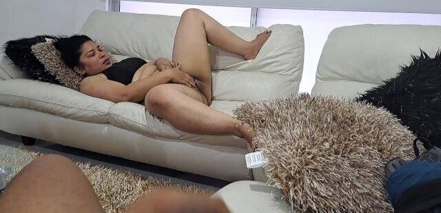 We are alone at home and we take the opportunity to masturbate, I love fucking with this mature Part