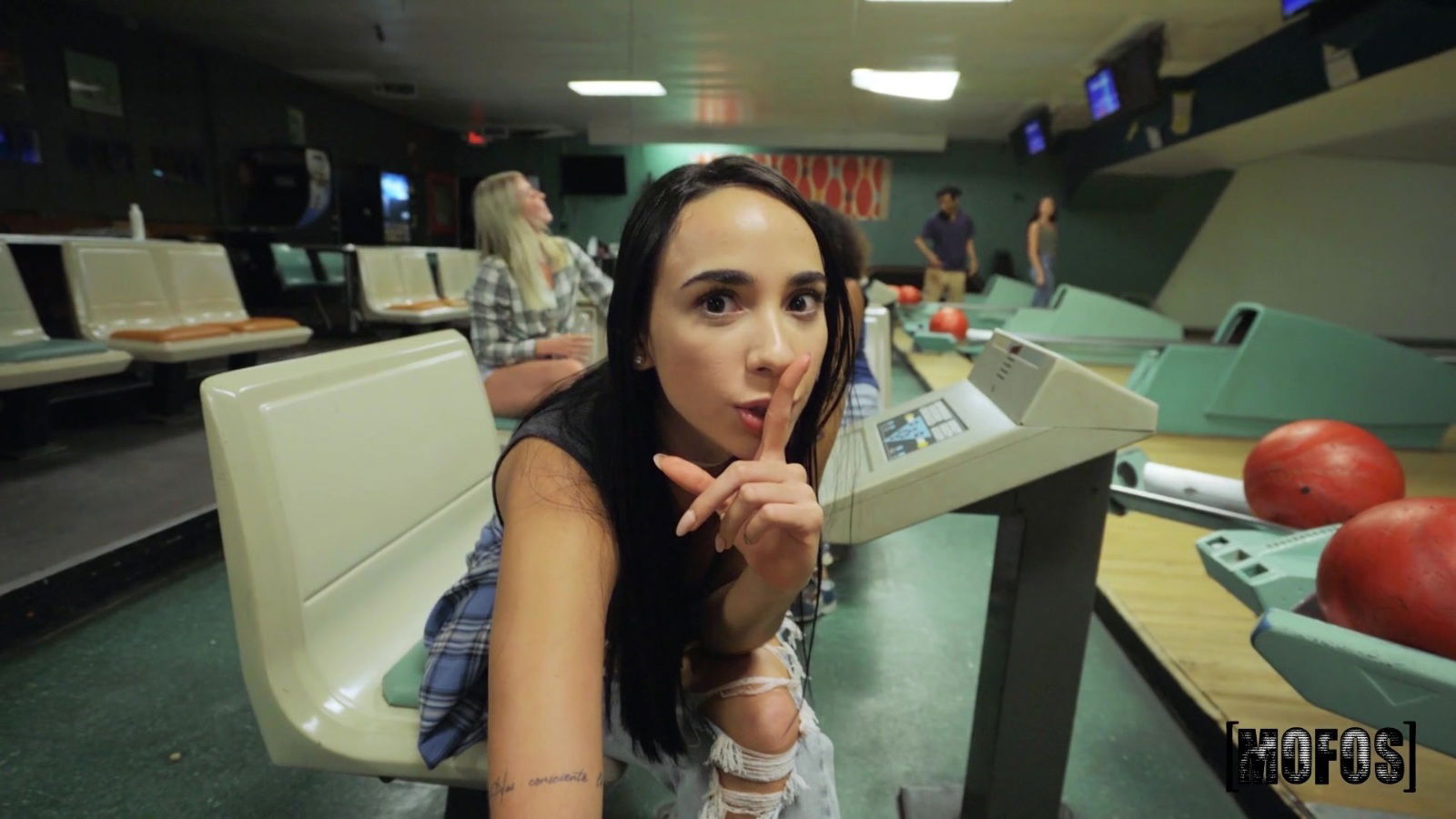 Brunette Gaby Ortega enjoys while giving blowjob