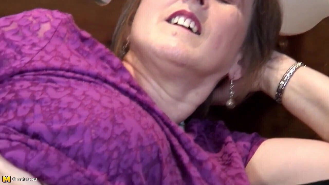 Natural busty mature mom with thirsty pussy