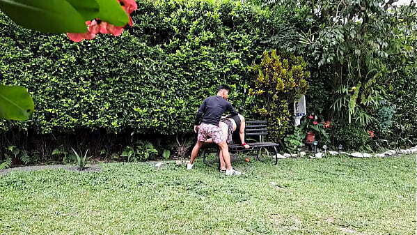 Follando esta rica madura jard&iacute_n