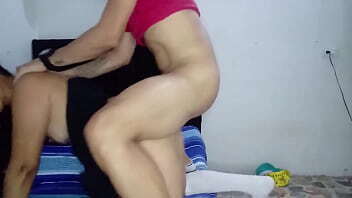 EL CACHONDO DE MI PADRASTRO SE FOLLA A MI AMIGA SIN CONDON MIENTRAS VOY A LA TIENDA Y LE LLENO EL CO&Ntilde_O DE LECHE -2