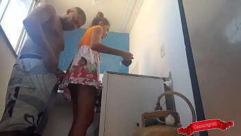 enfiando o p&ecirc_nis no cu da enteada na cozinha da minha sogra.