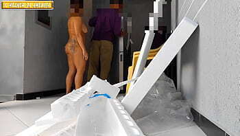 DUAS MULHERES NUAS RECEREM ENTREGADORES CASA