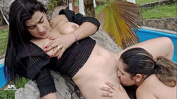 Lesbianas Milf lamiendo comi&eacute_ndose co&ntilde_o finca aire libre.