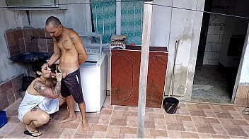 Enquanto cunhada coloca roupa corda cunhado tarado masturba fudendo buceta grande dela