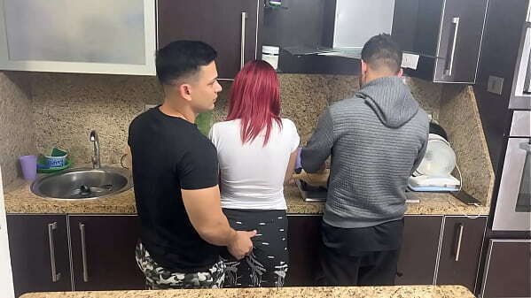 Amigo Marido Agarra Culo cuando estoy Cocinando Lado Marido sabe Amigo Trata como Puta