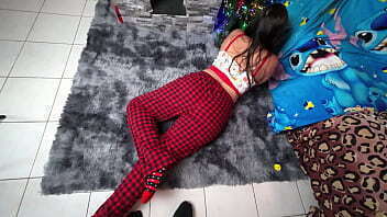 tio pervertido me manosea el culo y me junta las manos con luces para culiarme el hijueputa