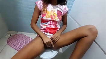 Minha pequena inocente enteada banheiro