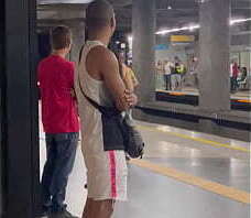 Estava a caminho da academia quando encontrei o novinho no metr&ocirc_ , acabei seguindo ele, o final foi ele fudendo meu cu na mata