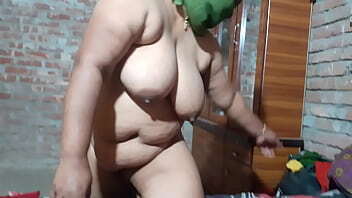 চাচা তা বিশাল যন্ত্র আমার দু পায়ের মাঝে ঢুকিয়ে দিয়ে লাগাল