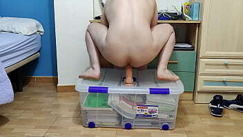 Chico de 26 a&ntilde_os montando un dildo hasta correrse en el suelo