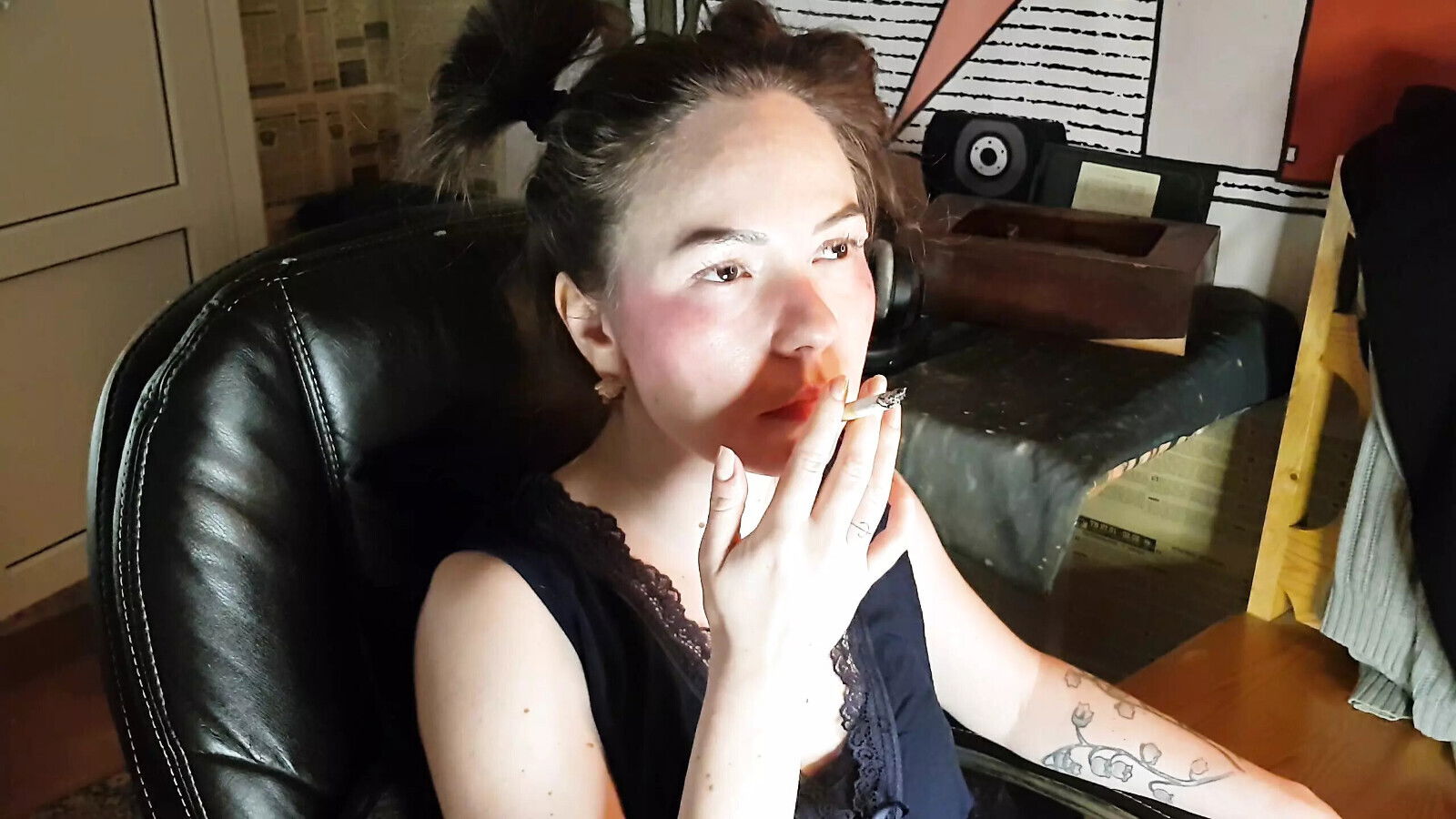 stepsdaughter smokes