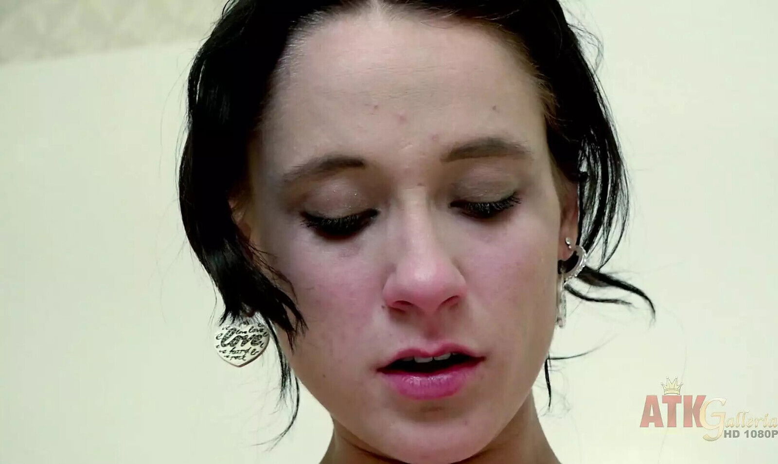 Sexy pregnant Rilie Waters toys beautiful pussy