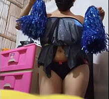 cachiporrera le realiza un baile erotico privado a su mejor amigo del desfile, el amigo le pide que follen y la cachiporrera le da una hermosa sorpresa despues