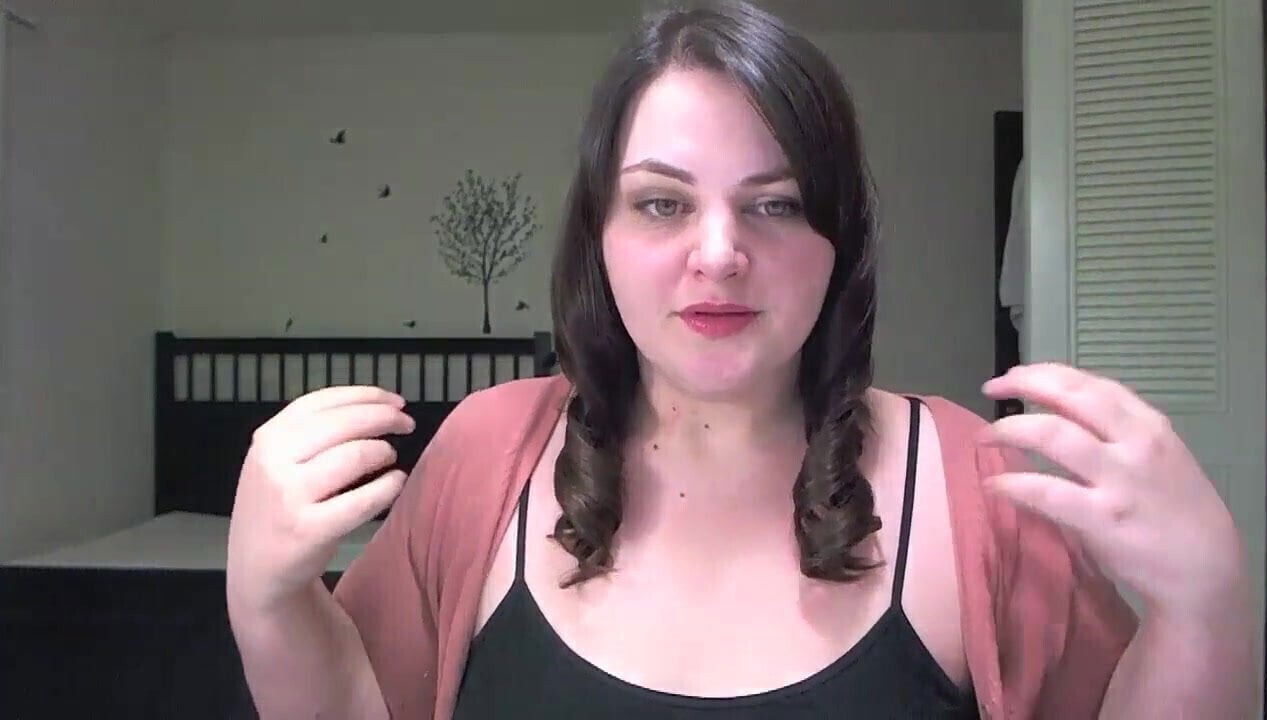 Cadenza (c4d3nz4) Curling her hair