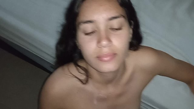 Le hago una mamada a mi gordo vecino y me baña con su leche