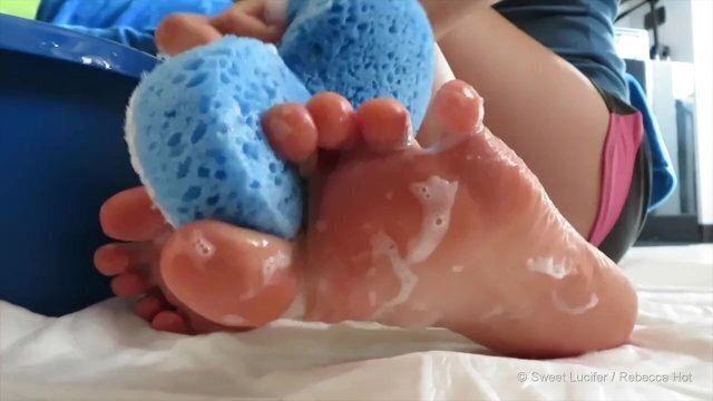 Washing feet small petite foot fetish padrona italiana mistress worship femdom worship piedini