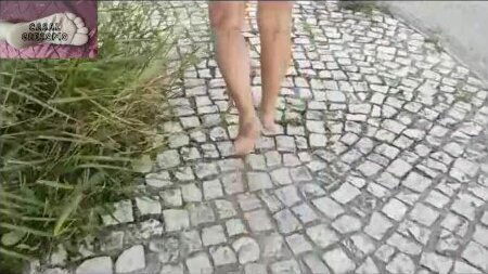 Moranguinho caminhando descalça