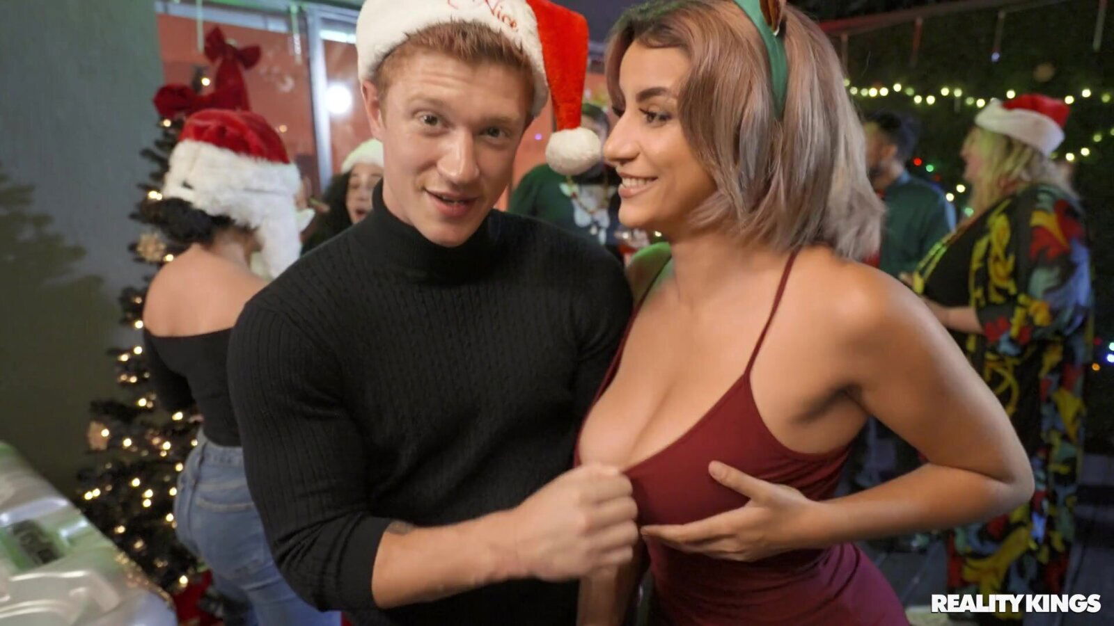 Sneaky XXXmas with gorgeous Roxie Sinner