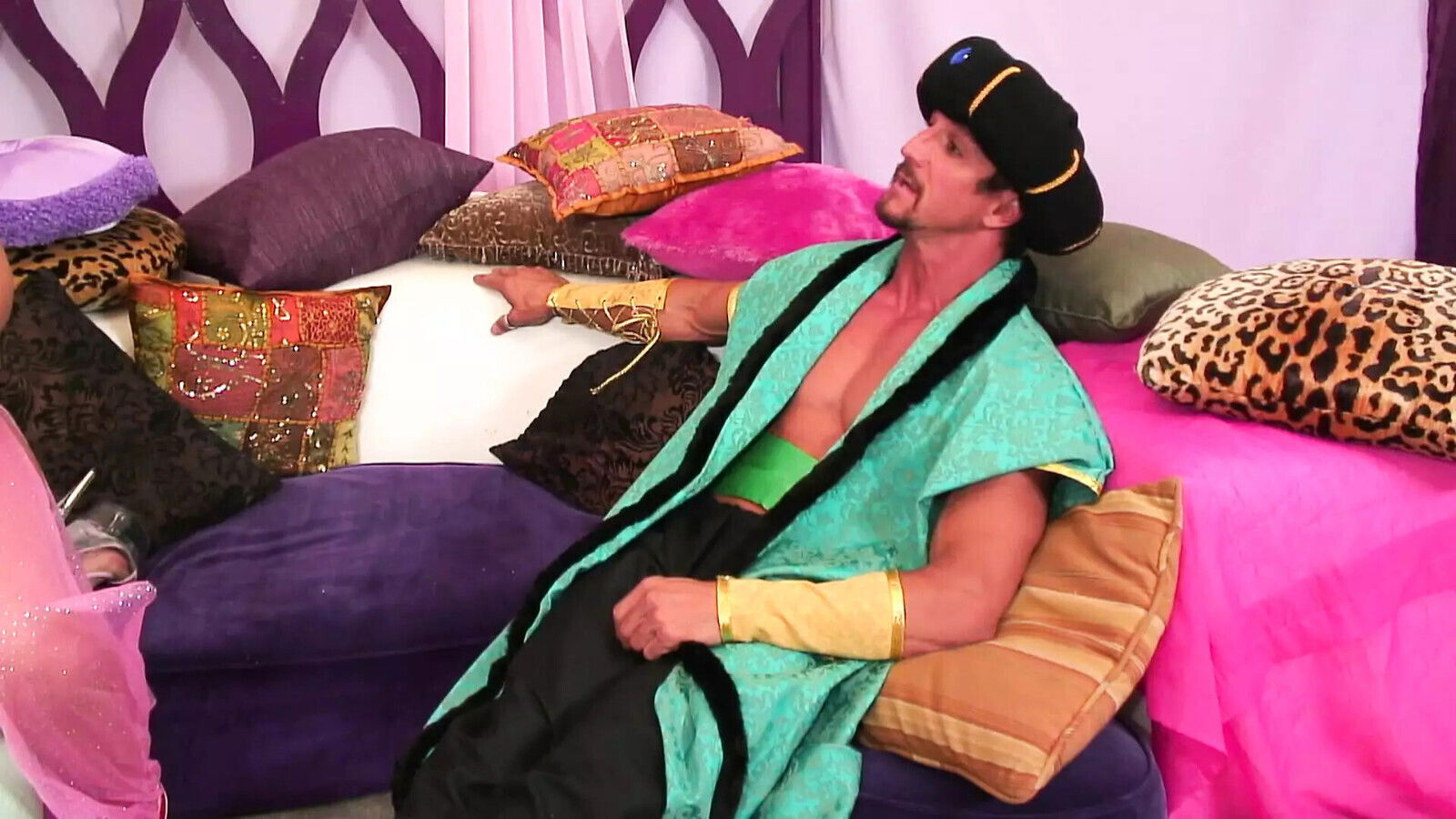 SLUT SCREAMS PLEASURE HUGE DESTROYS TIGHT