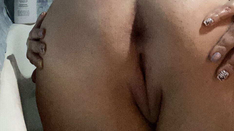 whore jerks lying bathroom, comb pussy