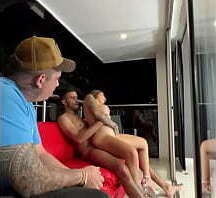 Detras camaras Follando chupando polla grande amante mientras humilla esposo Sara Blonde