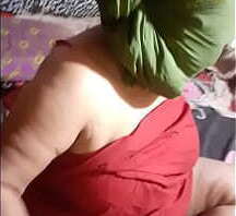 Desi Bhabi ki choot par paani nikala