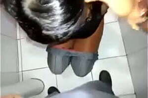 Prostituta Chupa a Piroca do Frentista no Banheiro do Posto Shell e Ainda Recebe Uma Gozada na cara