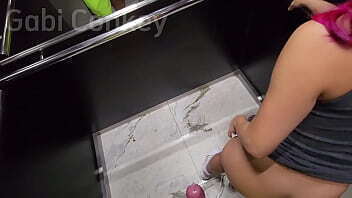 Pov Fudendo a sobrinha da s&iacute_ndica no elevador do condom&iacute_nio- Srkmarote