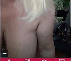 Мама показывает тело на камеру