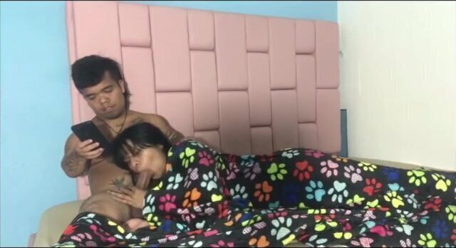 mientras hermanastro dedica porno celular rica mamada