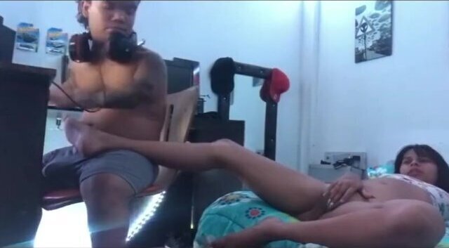 mientras trabajo computador puta Daniela chupa termino follando silla