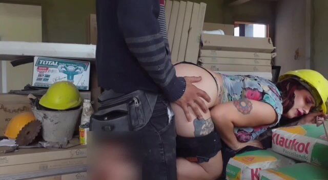 Sexo inesperado obra construcción albañil condón. Hasta descubre jefe!