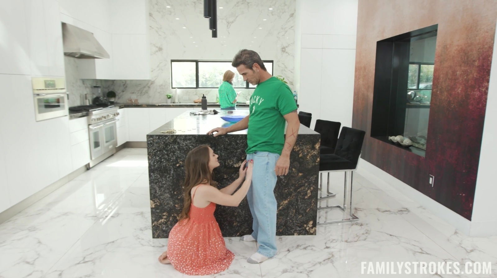 Slim chick Mira Monroe lets lick drill pussy