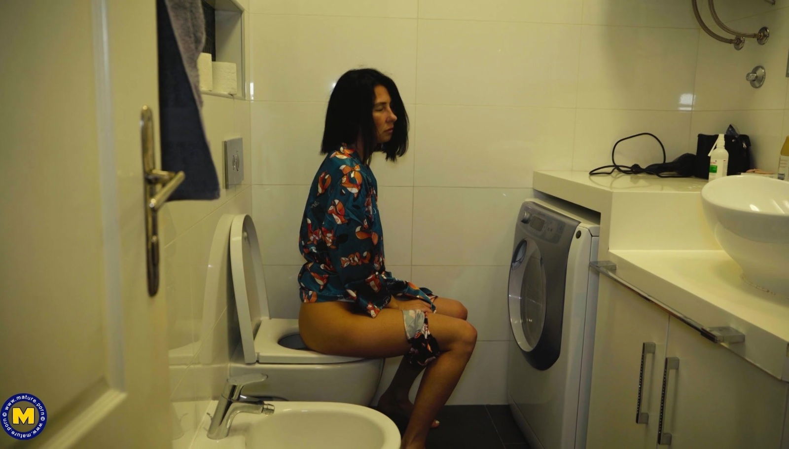 Slim chick Black spreads legs takes shaved pussy