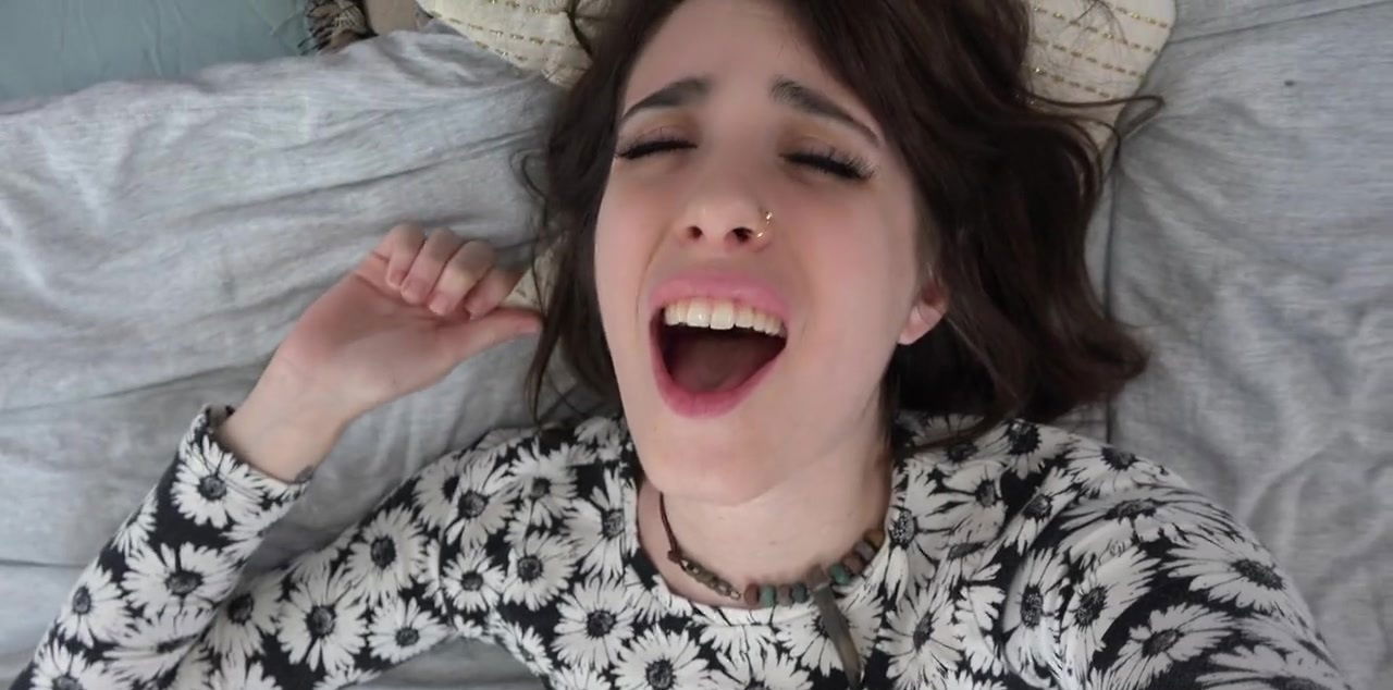 video Pearl Sage with hairy pussy being fingered