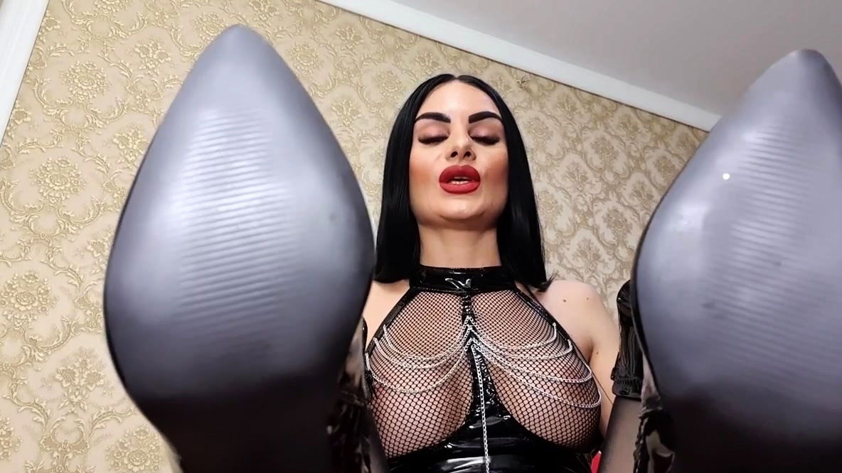 Goddess Ambra weak hand fucker