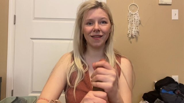 Kayli Gets with pizza