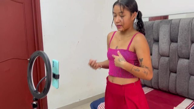 ayudo pequeña hermanastra redes sociales para poder follarmela, vengo culo