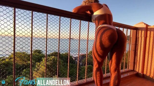 novinha gostosa mama na sacada do hotel , quase da o cuzinho mas acabou tomando leitinho na boca