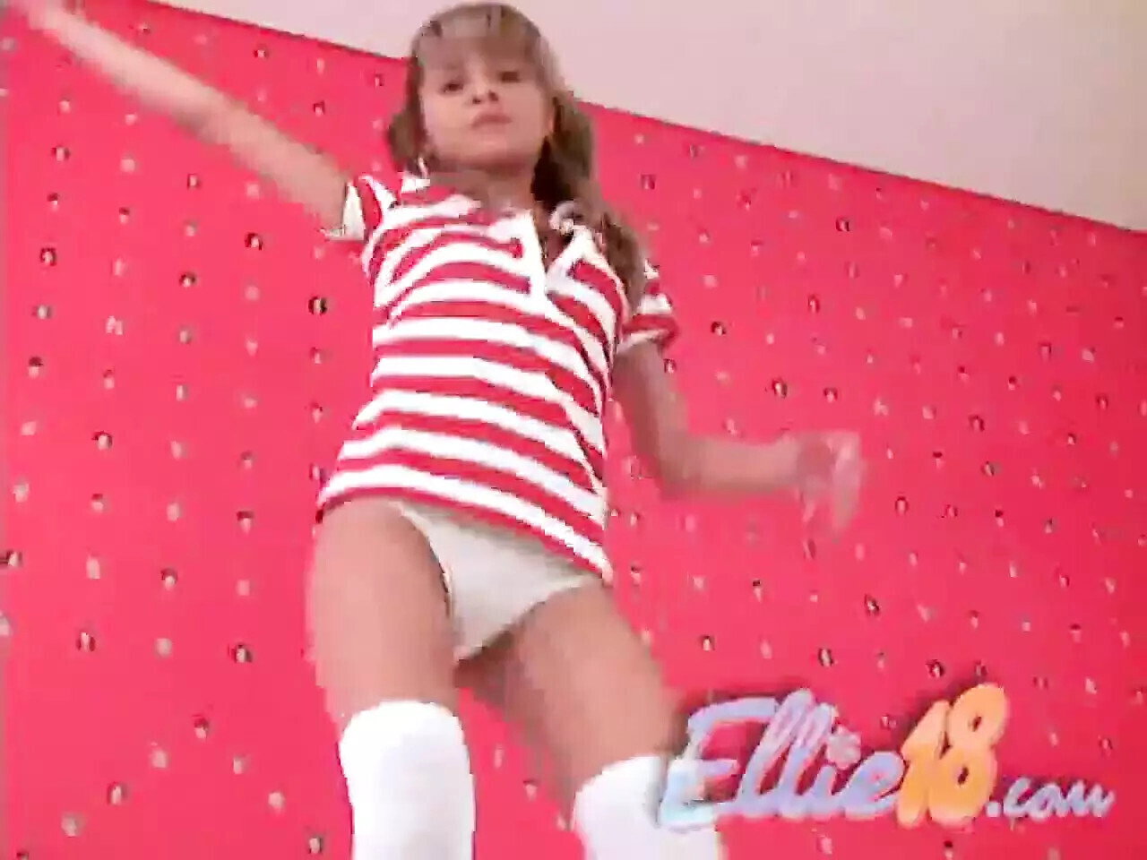 Ellie wide teen fingers pussy