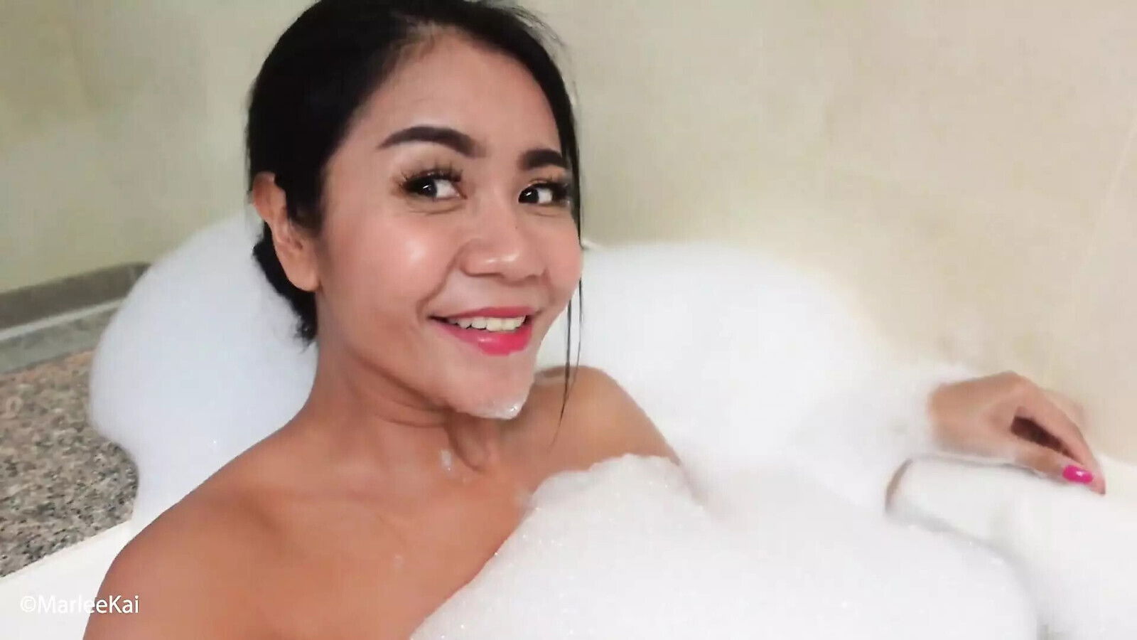 Sexy Thai bath time