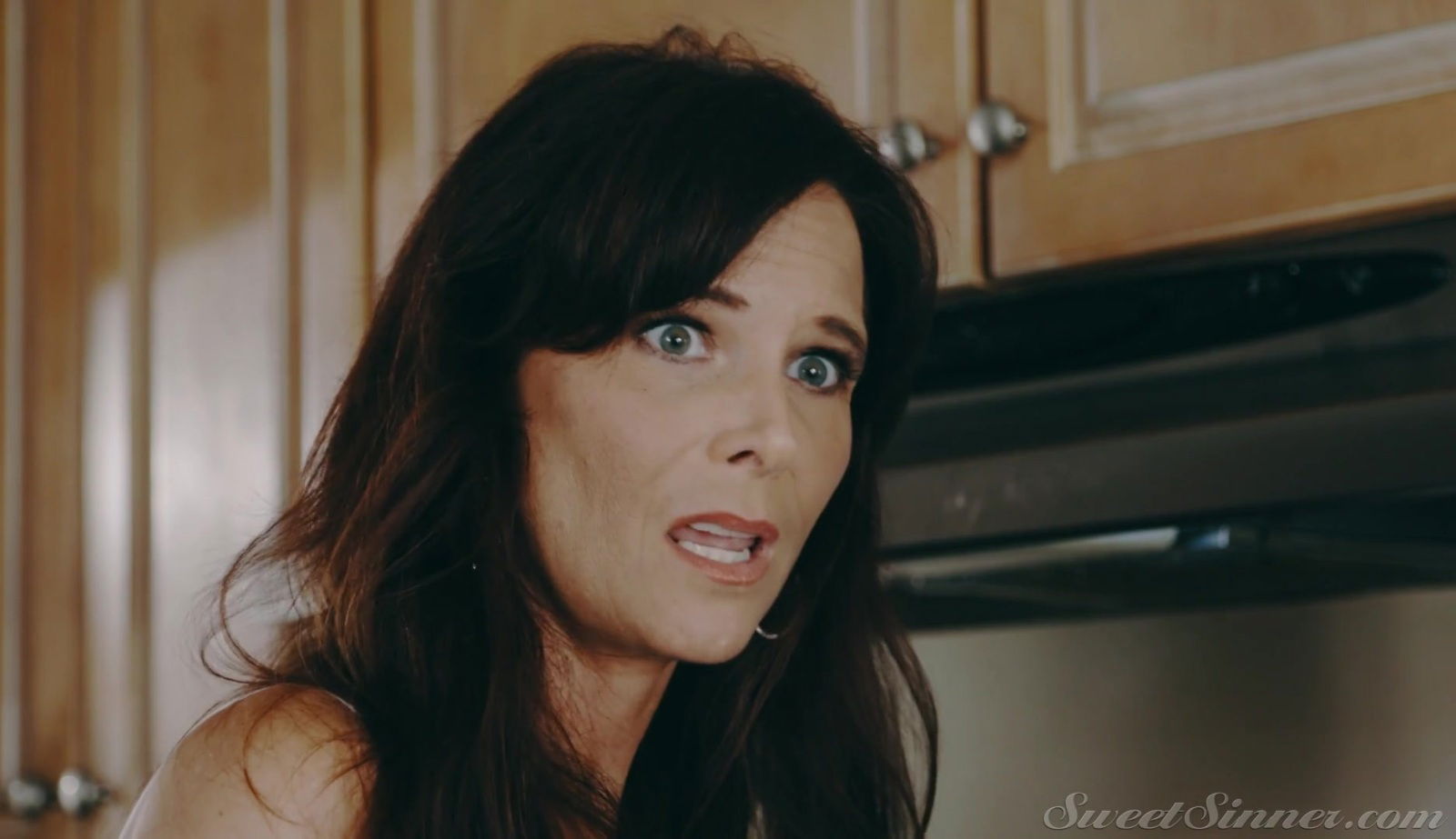 girl Syren mounts cunt younger dick