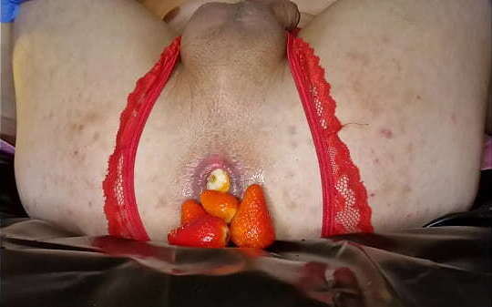 gulosa come morangos cuzinho