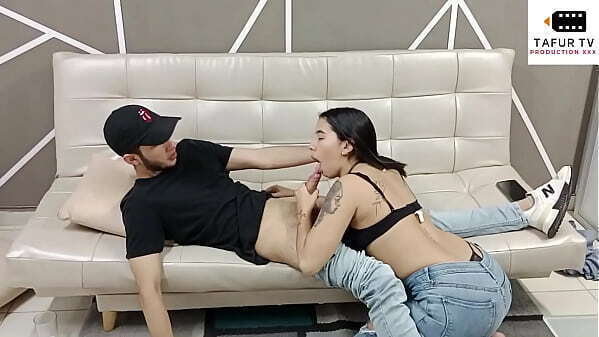 hermanastra bien cachonda hace garganta profunda polla