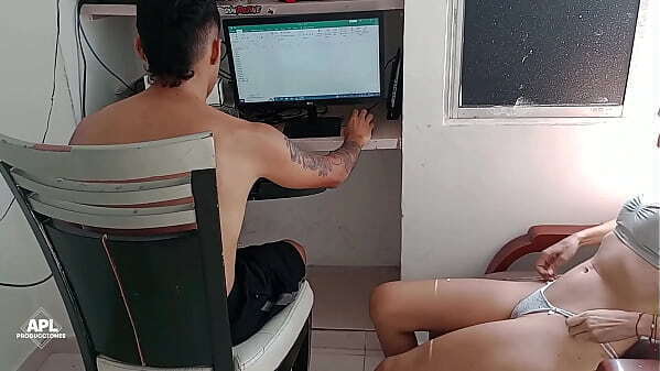 hermanastra esta cachonda viene ayudarme trabajar, pero realidad quiere reviente culo verga