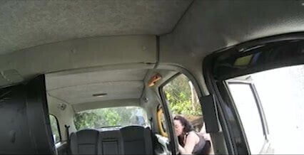 Barbara balancando carro drive in com piao socando rola